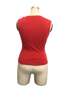 Vista posteriore dettagliata di un canotta rossa senza maniche per donna su un manichino.