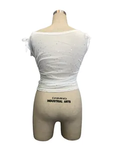 Weißes Pailletten-Netzoberteil, schulterfrei mit Schleifendetails, Rückansicht auf Torso.