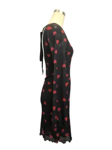 Vue latérale d'une robe en résille avec imprimé cœur et manches évasées.