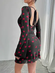 Robe en résille noire à imprimé cœur avec manches évasées et dos nu élégant pour femmes