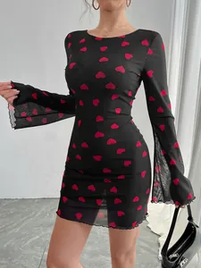 Mini-robe en maille noire pour femme avec imprimé de cœurs rouges et manches évasées