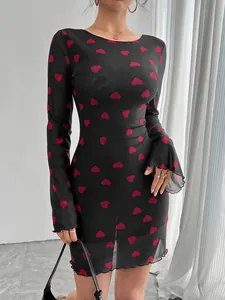Robe courte moulante en résille noire pour femme avec imprimé cœur et manches cloches