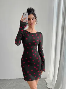 Robe courte élégante en maille noire avec imprimé cœur rouge et manches évasées