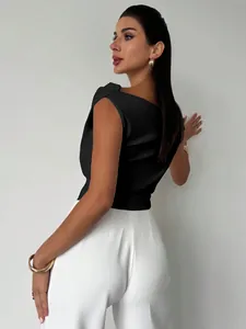 Vue arrière d'un top court noir minimaliste sans manches à épaule dénudée pour femme