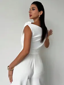 Vue latérale d'un haut sans manches blanc élégant à une épaule pour les femmes modernes