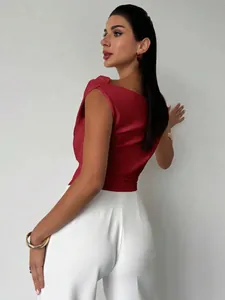 Vue détaillée d'un haut sans manches asymétrique rouge au design minimaliste et ajusté