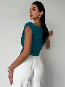 Vue arrière d'un haut sans manches asymétrique à une épaule sarcelle sur un mannequin