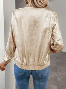 Vista posteriore di un elegante bomber metallizzato color oro a vestibilità.