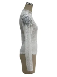 Elegante witte kanten blouse met lange mouwen en een slanke pasvorm, zijaanzicht.