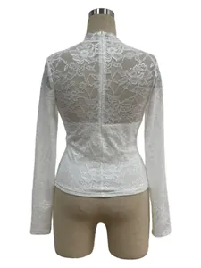 Achteraanzicht van elegante witte bloemen kanten top met ritssluiting op de rug.