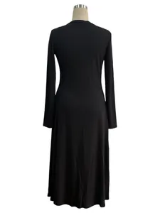 Vista posterior detallada de un vestido cárdigan de punto negro de manga larga en maniquí.