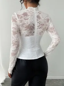 Elegante witte kanten top met lange mouwen, bloemenpatroon en ritssluiting op de rug