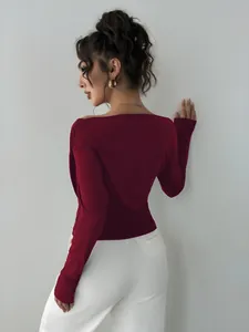 Vista posteriore dettagliata di un elegante top bordeaux a maniche lunghe con spalle scoperte