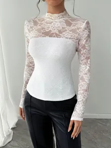 Elegante witte kanten top met lange mouwen voor dames met een ritssluiting achter