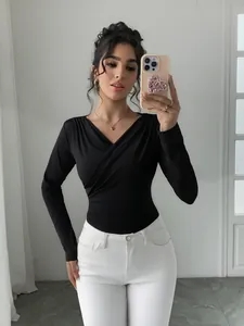 Dettaglio di un elegante top nero a maniche lunghe stile incrociato su modella