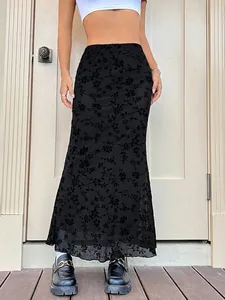 Jupe longue sirène fleurie noire élégante avec motifs complexes et coupe taille haute.