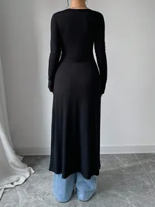 Vista trasera de un cárdigan de canalé negro de manga larga para mujer con un diseño entallado