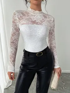 Elegante witte kanten bodysuit met lange mouwen, een hoge hals en bloemenpatronen