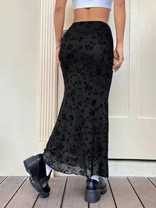 Vue détaillée de l'arrière d'une jupe sirène noire à motifs floraux pour femmes