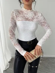 Elegante witte kanten top met lange mouwen en slim fit voor dames met fijn bloemenborduursel.