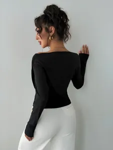 Elegante vista posteriore di un top nero a maniche lunghe con spalle scoperte da donna
