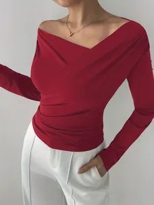 Elegante top rosso a maniche lunghe con scollo a barca e dettaglio drappeggiato