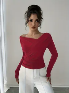 Elegante top rosso a tinta unita con spalle scoperte e maniche lunghe per il lavoro