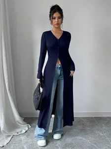 Elegante cárdigan azul marino de manga larga con botones, corte entallado y cuello en V.