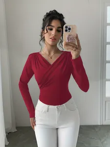 Dettaglio di un elegante top rosso aderente a maniche lunghe con scollo a V chic