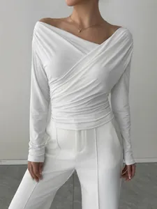 Elegante top bianco a spalle scoperte a maniche lunghe con design a incrocio drappeggiato