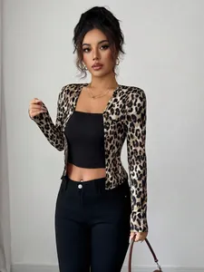 Ensemble cardigan imprimé léopard chic avec haut court noir et longues manches pour femme