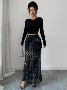 Dettaglio di gonna lunga nera con paillettes e vita alta per un look da appuntamento