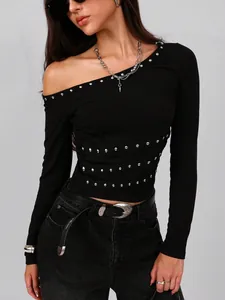Zwart slim fit T-shirt met lange mouwen en één schouder, versierd met zilveren klinknagels.