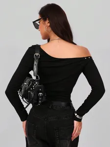 Achteraanzicht van een slanke zwarte off-shoulder top met metalen studs aan de hals