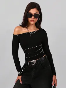 Zwarte asymmetrische off-shoulder top met lange mouwen en punk metalen stud decoraties