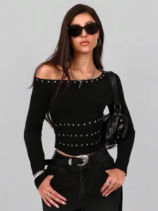 Nauwsluitend shirt met lange mouwen en blote schouders met zilveren metalen studs