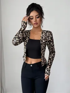 Élégant ensemble 2 pièces femme avec cardigan imprimé léopard et crop top noir à manches longues