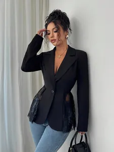 Elegante blazer nero aderente da donna con pannelli in pizzo in vita e bottone singolo.