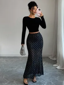 Elegante gonna a sirena in mesh con paillettes e top corto a maniche lunghe aderente