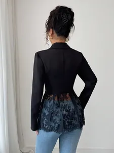 Vista posteriore di un blazer nero sfiancato da donna con orlo in pizzo floreale fine