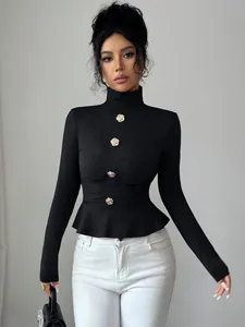 Elegante top nero a collo alto con bottoni in metallo a rosa e orlo a baschina arricciato