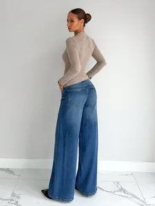 Detailansicht eines beigen gerippten Langarmshirts für Damen mit einer weichen Textur