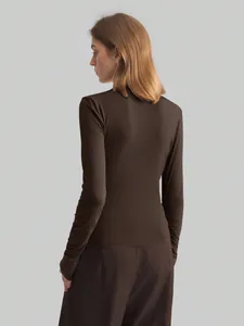Achteraanzicht van een strakke bruine top met lange mouwen en asymmetrische hals.
