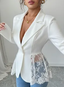 Dettaglio di un blazer bianco sfiancato da donna con eleganti inserti in pizzo
