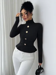 Elegante top peplo nero a collo alto con bottoni a rosa dorati e vita arricciata