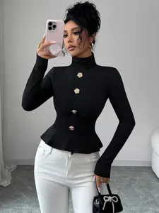 Elegante top nero a maniche lunghe con collo alto, bottoni a rosa dorati e pieghe.