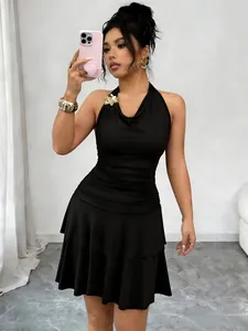 Vestido Ajustado Negro Sexy para Mujer Cuello Halter Fruncido Hebilla de Metal Dobladillo Escalonado Sin Mangas Vestido de Fiesta
