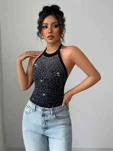 Elegante body nero con scollo all'americana, strass luccicanti e vestibilità aderente