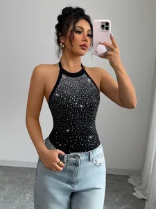 Elegante body nero allacciato al collo con strass scintillanti e schiena scoperta