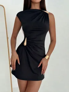 Elegantes schwarzes ärmelloses Minikleid mit goldener Schnalle und schmeichelhafter Raffung
